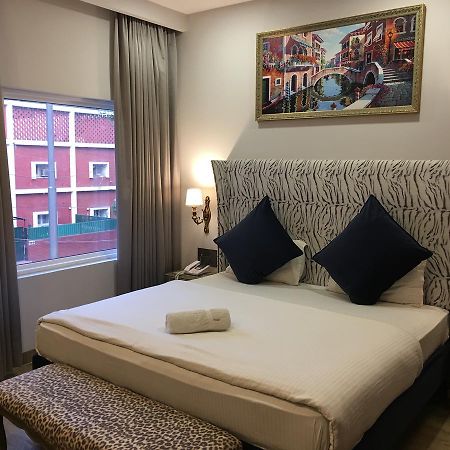 Hotel Posh Chandīgarh 外观 照片